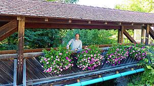Ortsvorsteher Daniel Schliffke steht auf der malerischen Fußgängerbrücke über die Steina in der Dorfmitte von Untermettingen. Foto: ...