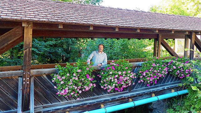 Ortsvorsteher Daniel Schliffke steht auf der malerischen Fußgängerbrücke über die Steina in der Dorfmitte von Untermettingen. Foto: ...