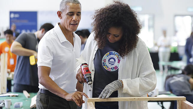 Klappt das mit dem Bohren? Barack Obama, ehemaliger Präsident der USA, schaut seiner Frau Michelle, ehemalige First Lady der USA, bei ...
