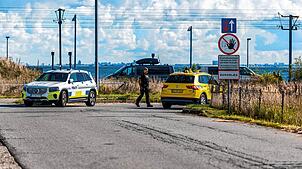 Fahrzeuge der dänischen Polizei und des dänischen Sicherheits- und Nachrichtendienstes (PET) stehen am Flughafen Kopenhagen, nachdem am ...
