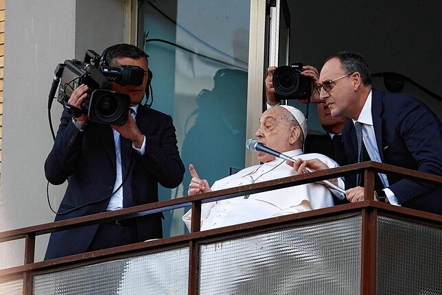 Bild 2: Papst nach fünf Wochen aus Klinik entlassen