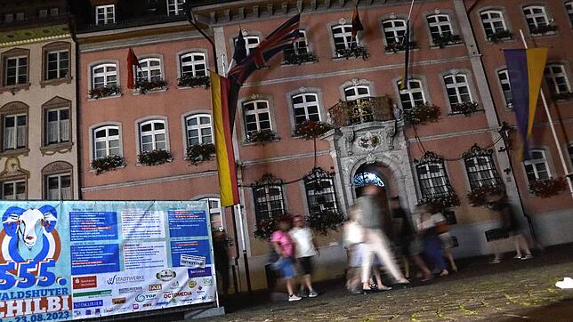 Kein einziger roter Lampignon hing an den Fenstern des Waldshuter Rathauses zur traditionellen Stadtbeleuchtung am Chilbisonntag.