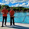 Bäderleiter Axel Hirsch (links) und Rettungsschwimmer Justin Fribus erleben in den letzten Öffnungstagen nur noch wenige Badegäste im ...