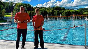 Bäderleiter Axel Hirsch (links) und Rettungsschwimmer Justin Fribus erleben in den letzten Öffnungstagen nur noch wenige Badegäste im ...