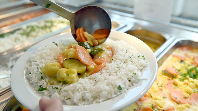 In dieser Kantine gibt es Curry-Gemüse und Reis zum Mittagessen.