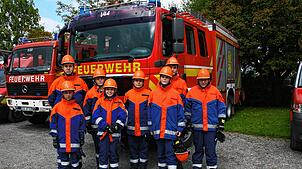 Die Jugendfeuerwehr ist ein wichtiger Bestandteil der Feuerwehr. Die jungen Mitglieder präsentieren bei einer Löschübung ihr Können. ...