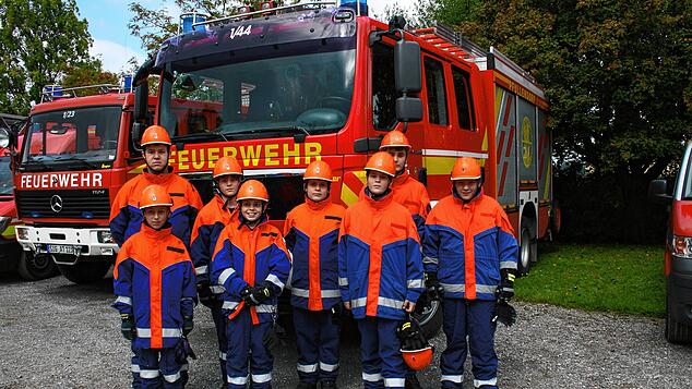 Die Jugendfeuerwehr ist ein wichtiger Bestandteil der Feuerwehr. Die jungen Mitglieder präsentieren bei einer Löschübung ihr Können. ...