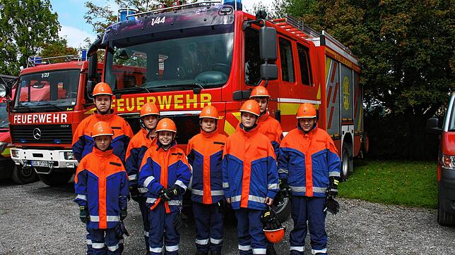 Die Jugendfeuerwehr ist ein wichtiger Bestandteil der Feuerwehr. Die jungen Mitglieder präsentieren bei einer Löschübung ihr Können. ...
