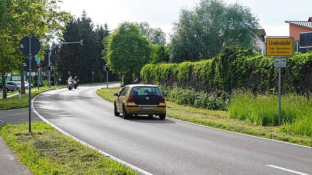 Ab diesem Ortschild will das Land die Kindlebildstraße/L221 auf einer Länge von fast einem Dreiviertel Kilometer der Gemeinde Reichenau ...