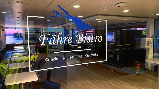 Auf der Fähre „Lodi“ der Stadtwerke Konstanz ist im bisherigen Bistro-Bereich der Tresen ausgebaut, stattdessen stehen dort Automaten, ...