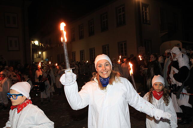 Bild 3: Weiß in Weiß: Bilder vom Konstanzer Hemdglonker-Umzug
