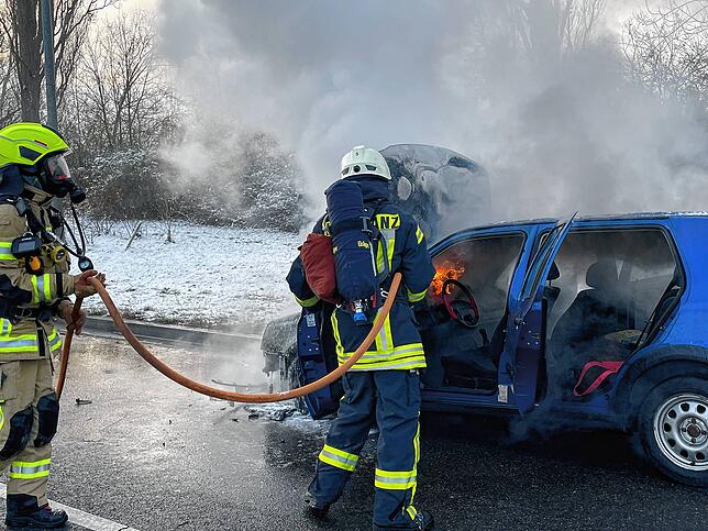 Das Feuer war im Motorraum des VW Golf ausgebrochen. Die Feuerwehr machte sich schnell daran, den Brand zu löschen.