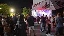 Bild : Seenachtfest 2024: Party auf dem Festgelände. Hier sorgen DJs und Bands für Stimmung bei den Gästen