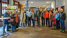 Die Ausstellungseröffnung im Landratsamt Waldshut mit Landrat Martin Kistler und einigen Nabu-Mitgliedern. Foto: Dieter Schäuble