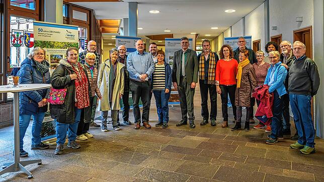 Die Ausstellungseröffnung im Landratsamt Waldshut mit Landrat Martin Kistler und einigen Nabu-Mitgliedern. Foto: Dieter Schäuble