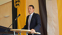 Regierungspräsident Klaus Tappeser würdigt das starke ehrenamtliche Engagement der Meßstetter in den drei Jahren der ...