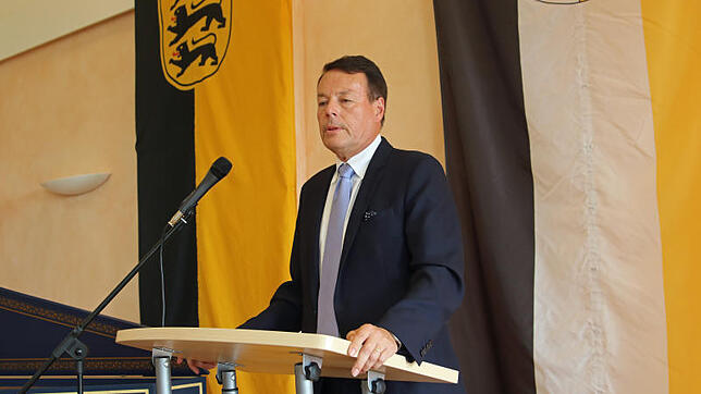 Regierungspräsident Klaus Tappeser würdigt das starke ehrenamtliche Engagement der Meßstetter in den drei Jahren der ...