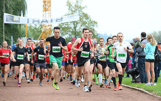 Der Reichenauer Insellauf 2017 mit dem Start der Zehn-Kilometer-Distanz, rechts im Bild der spätere Sieger Florian Röser (184) vom TV ...