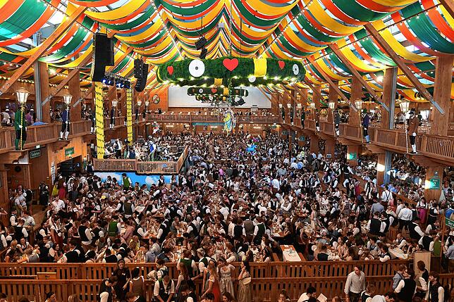Jedes Jahr auf dem Oktoberfest wird im Schützen-Festzelt die Damenwiesn gefeiert.