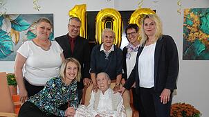 Feiern gemeinsam mit Herta Labude ihren 108. Geburtstag, (hinten von links): Pflegedienstleiterin Elena Moor, Pfarrer Ulf Weber, ...