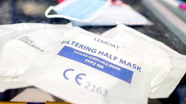 Verpackte FFP2-Masken liegen in einer Apotheke auf dem Verkaufstresen. Besonders gefährdete Personen wie Alte und Kranke sollen ...