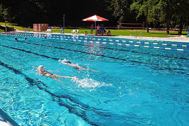 Am Morgen gab es viel Platz im Schwimmerbecken. Gleich nach Schulschluss kämen erfahrungsgemäß aber viele Gäste ins Freibad, sagte ...