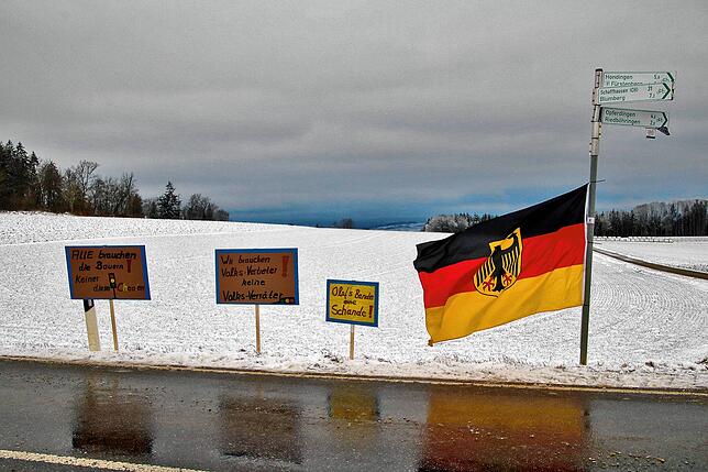 Protestschilder säumen die Straße von der B27 nach Fürstenberg &ndash; allerdings auch mit fragwürdigen Sprüchen wie &bdquo;Wir brauchen ...