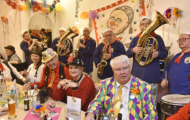 Im Café Reiter wird der Auftritt der Kueseckel-Musik ausgelassen gefeiert.
