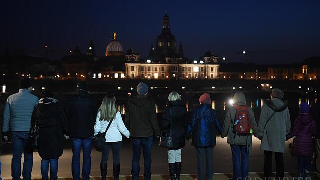 Mit einer Menschenkette wird in Dresden der Zerstörung der Stadt im Zweiten Weltkrieg gedacht.
