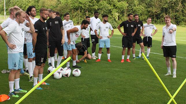 Der neue Athletik-trainer Mathias Mauz (rechts) erklärt den Villinger Spielern die erste Übungseinheit. Bilder: Peiker