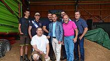 Ziehen eine gemischte Erntebilanz (von links): Jonas Geiges (Auszubildender bei Lindenwirts), Andreas Deyer, Vorsitzender des ...