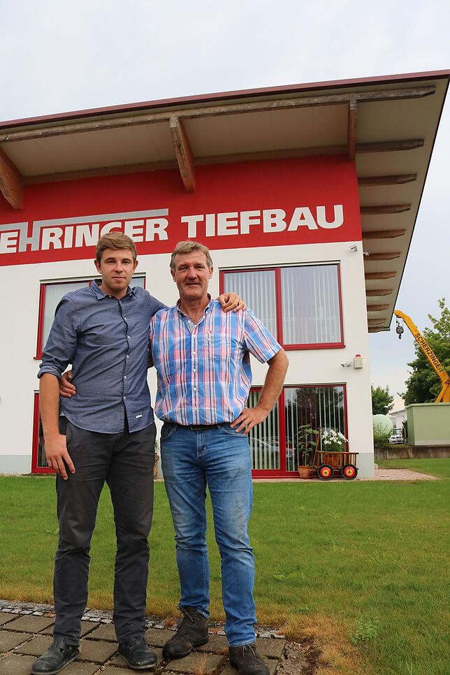 Johannes (links) und Daniel Behringer freuen sich über das 25-jährige Bestehen ihrer Firma in Hüfingen. Bild: Jens Wursthorn