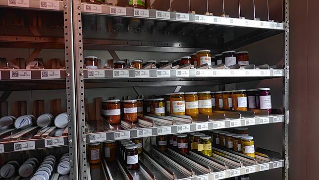 So sieht es in der Berta aus: Links und rechts lagern die Produkte im gekühlten Raum, ein Roboter bringt die Produkte aufs Band.