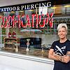 Studioinhaberin Mo Wick geht davon aus, dass bunte Tattoos schon bald wieder möglich sein werden. Bild: Modification Tattoo & Piercing