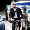 Im Straßenverkehr kann ein Fahrradhelm vor lebensgefährlichen Verletzungen schützen. Manchen ist die Frisur allerdings wichtiger.