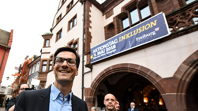 Der neue Freiburger OB Martin Horn vor dem Rathaus.