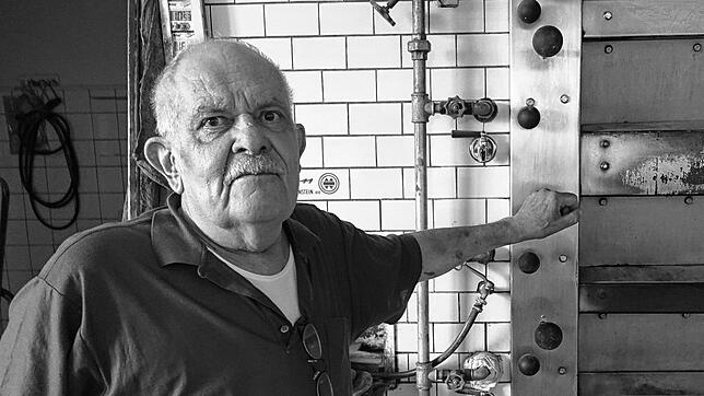 Bäckermeister Alfred Wasmer 2023 in seiner Backstube.