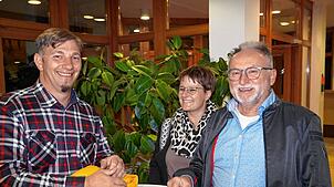 Kandidat Patrick Jonischkeit (von links) unterhält sich nach der Kandidatenvorstellung ausführlich mit Anja Kutter und Hubert Ziegler im ...