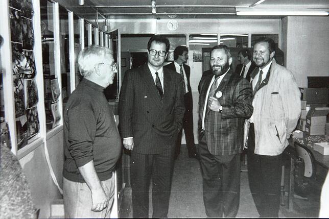 1990: Prominenter Besuch: Betriebsleiter Johannes Glunk&ndash;Eickenbusch, Außenminister Klaus Kinkel, Sozialarbeiter Rüdiger Semet und ...