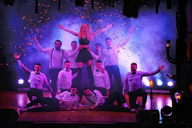 Großer Auftritt: Der Sportverein Stühlingen lieferte beim Bunten Abend mit dem Lied &bdquo;Layla&ldquo; eine tolle Show ab. Darsteller ...