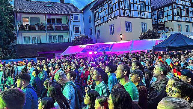 Gespannt und gebannt verfolgen die Zuschauer das Spiel Deutschland gegen Schottland.
