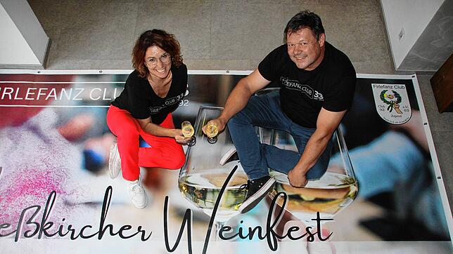 Ilona Boos (links) und Christian Ott vom Firlefanzclub Meßkirch freuen sich darauf, mit den Festgästen auf 33 Jahre Firlefanzclub ...
