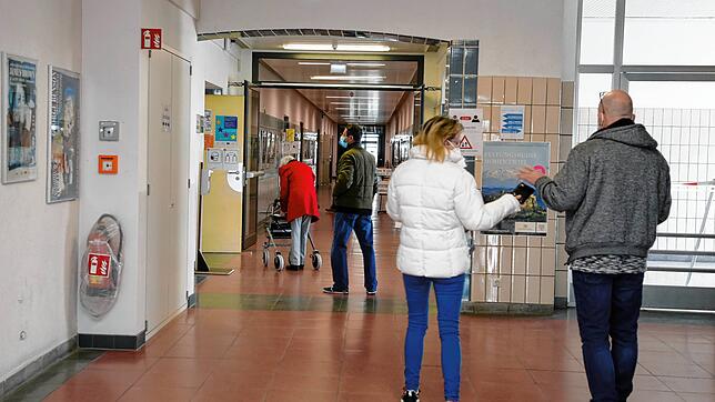 Rund 30 Prozent betrug die Wahlbeteiligung in den Wahllokalen der Hohentwielgewerbeschule in Singen. In einem davon hatte die CDU die ...
