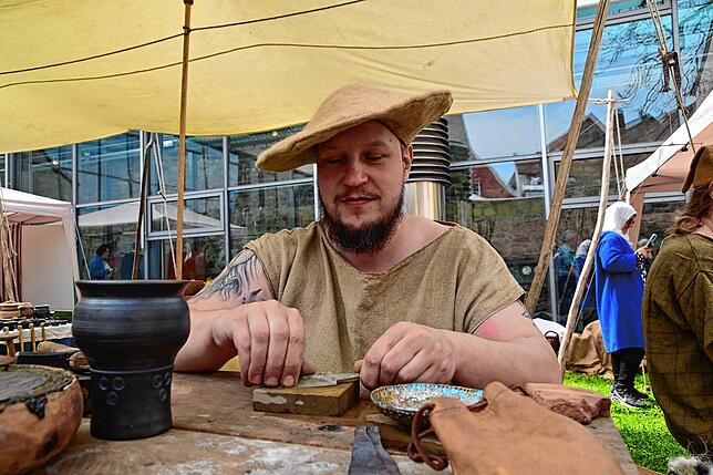Beim Keltentag zeigen Experten, die vor mehr als 2500 Jahren Werkzeuge hergestellt wurden. Hier schleift Kevin Frank ein Messer, das er ...