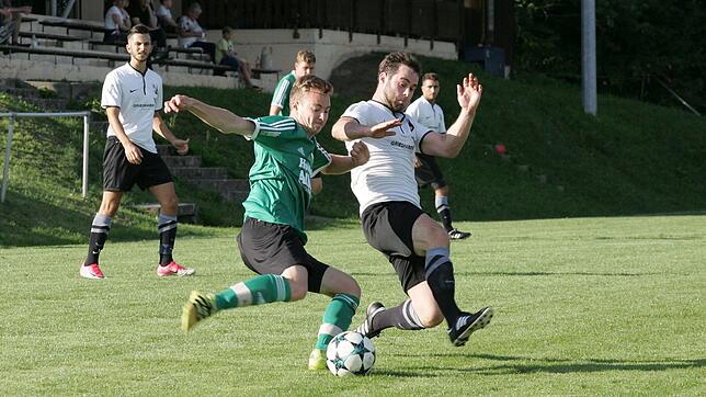 Einsatzfreude: Marco Scherzinger (rechts, gegen Tobias Marder vom Tabellenführer SG Mettingen/Krenkingen) wird den SV 08 Laufenburg II ...