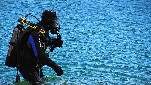 Sechs Taucher der Wasserschutzpolizei Friedrichshafen-Überlingen waren im Einsatz, sie konnten den Vermissten zunächst nicht finden. Nun ...