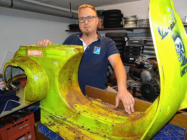 Christian Partikel bei der Restaurierung einer Vespa im gelbgrünen Originallack.