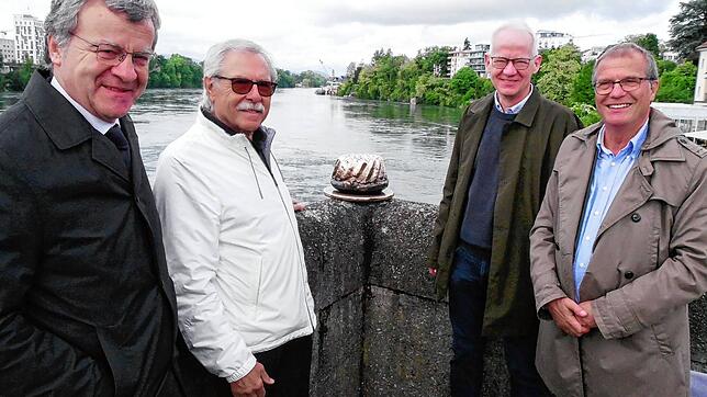 Bei der Enthüllung des Gugelhupfs (von links): Stadtammann Franco Mazzi, Rolf Brugger, Künstler Tobias Eder und Oberbürgermeister Klaus ...