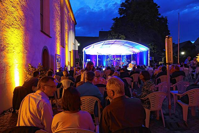 Abendstimmung im Kirchhof beim Abschlusskonzert der Höri Musiktage.