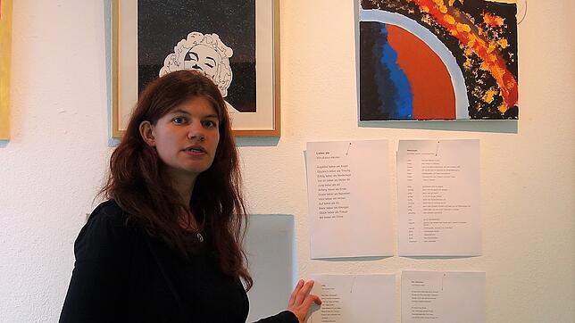 Irene Fechau zeigt, dass in der neuen Galerie CE 8 nicht nur Bilder und Skulpturen, sondern auch Text ausgestellt sind. Die Wortfinder ...